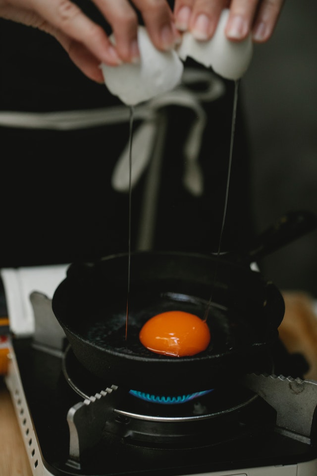 seseorang sedang memasak telur